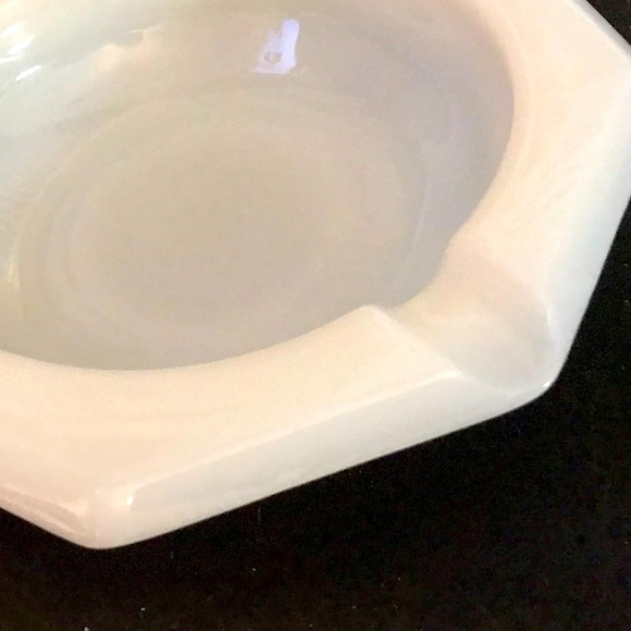 Vintage Milk Glass Ashtray / Heavy / No Marks / No Chips / Excellent Condition - Picture 2 of 2